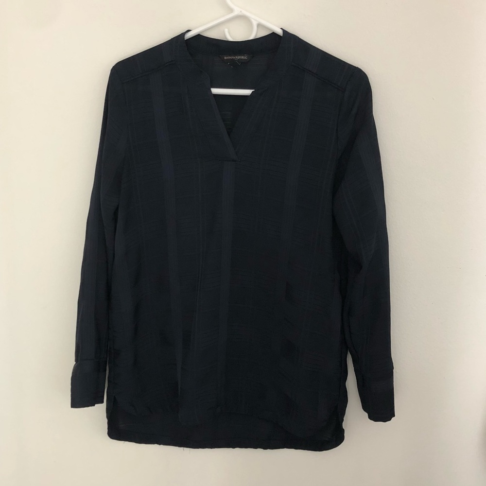 Banana Republic women’s v neck top